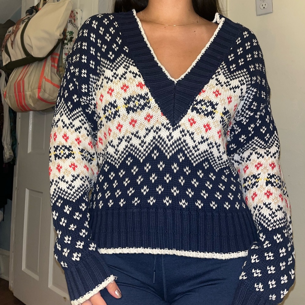 Chic Navy and White V-Neck Sweater